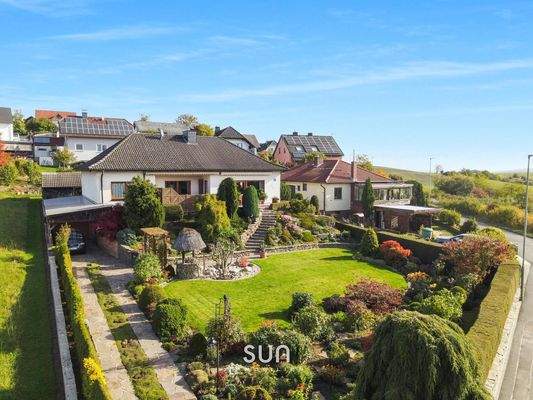 IDYLLISCHER UND GEPFLEGTER GARTEN