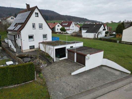 Frontansicht West, Stellplätze