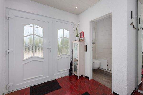 Eingangsbereich und separates WC EG