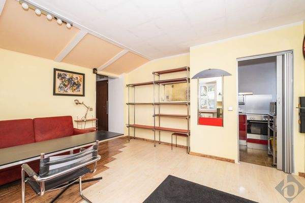 Wohnzimmer mit Zugang zu Kochnische