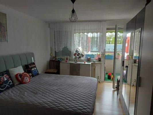 11 Schlafzimmer mit Balkonzugang