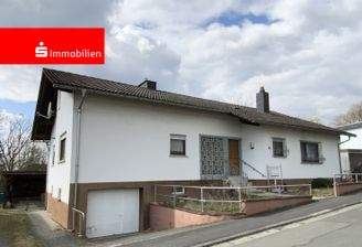 Straßenseite mit integrierter Garage