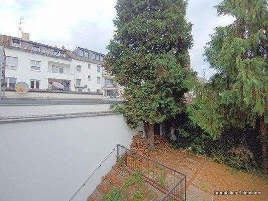 Blick vom Wohnzimmer zur Terrasse