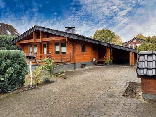 seitlicher Blick zur Vorderseite des schönen Hauses