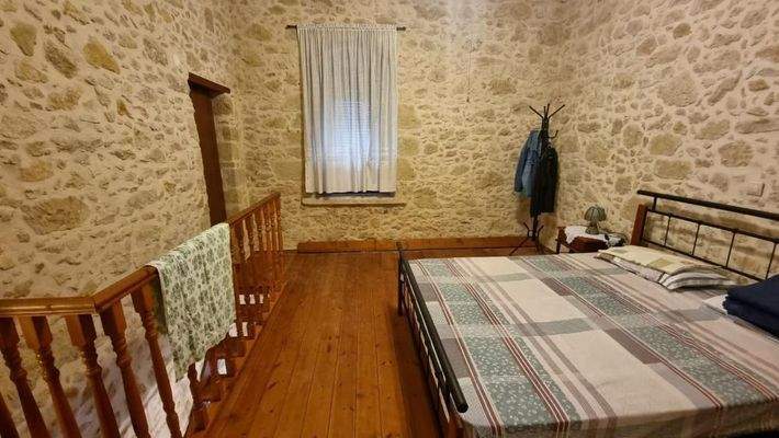 Kreta, Agios Myronas: Einfamilienhaus aus Stein zu verkaufen