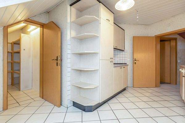 Küche mit Abstell-/Vorratsraum