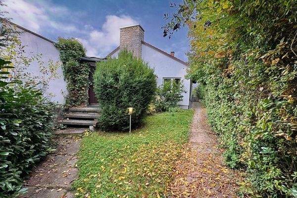 Garten mit Weg zur Haustüre