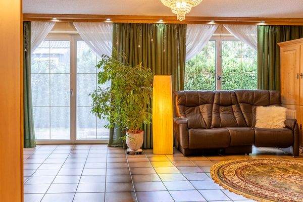 Großzügiges Wohnhaus mit Garten, Wintergarten & PV – ruhig gelegenes Raumwunder