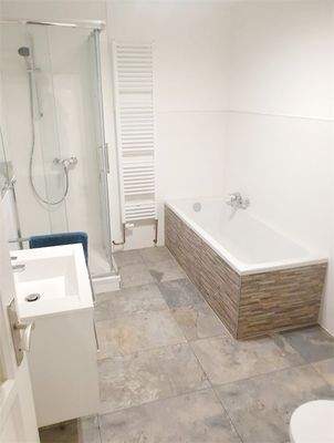 Bad mit Dusche und Wanne