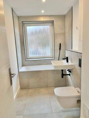 stylisches Vollbad mit Fenster