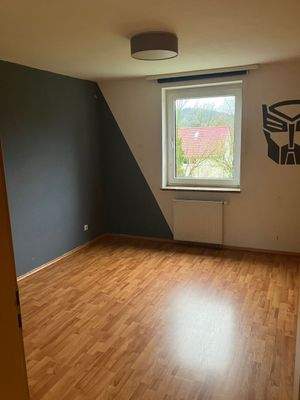 Leeres Zimmer mit Fenster