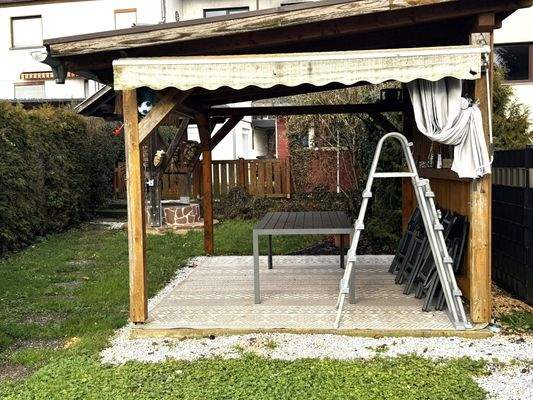 Außensitzplatz mit Grillplatz