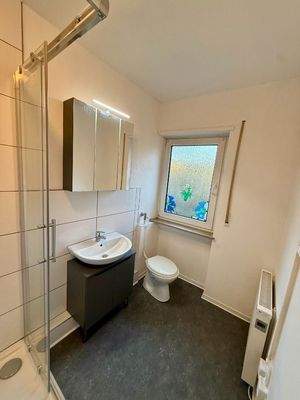 Modernes kleines Bad