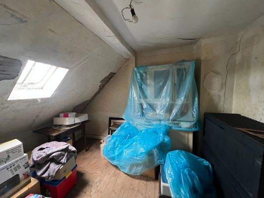 ausbaufähiges Zimmer im DG