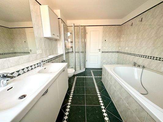 großes Bad mit Dusche und Wanne