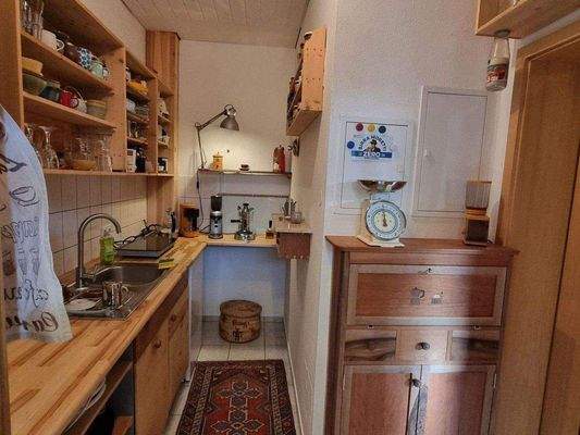 wunderschöne Arbeitsküche mit Vollholzelementen