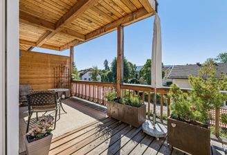 Großzügiger, teilweiße überdachter Balkon