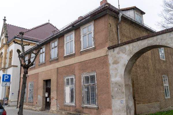 Außenansicht + Grundstück