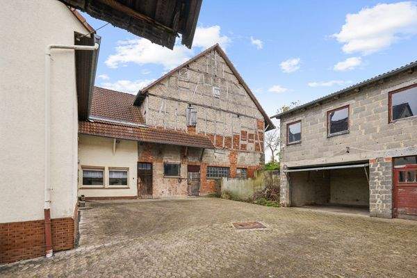 Hof, Blick auf Garage