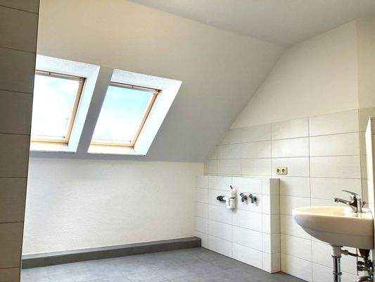 Badezimmer mit Dusche im Dachgeschoss