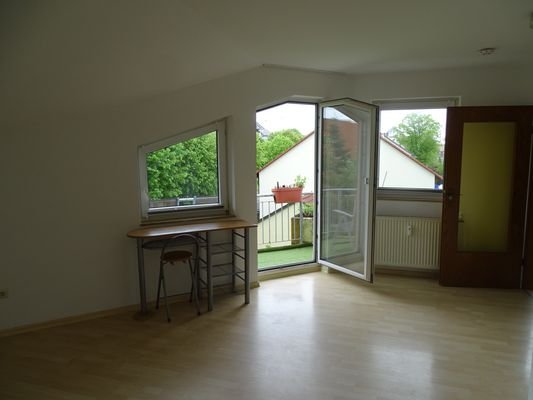 Wohnzimmer mit Blick zum Balkon