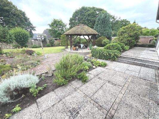 Garten mit offenem Pavillon