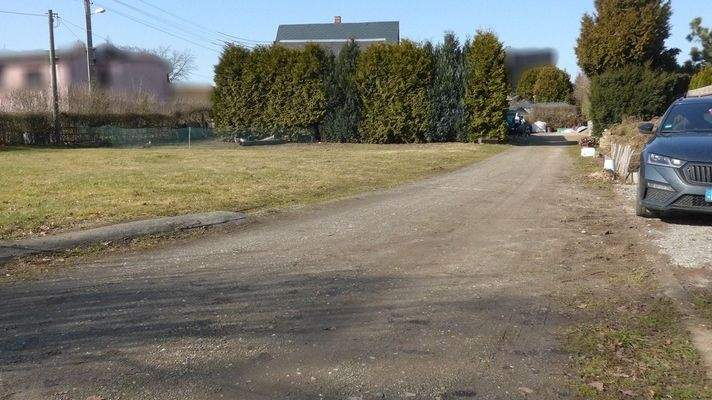 Grundstück und Hauszufahrt