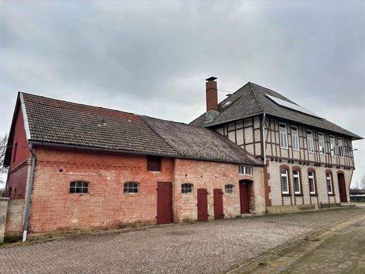 Seitenansicht mit Stallung