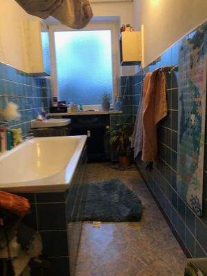 Badezimmer mit blauen Fliesen