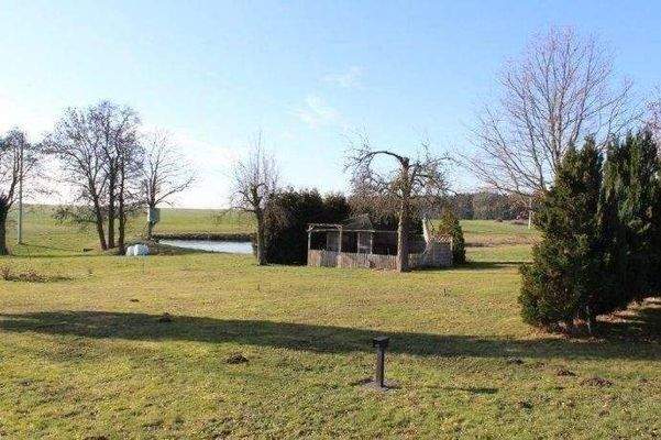 Grünfläche mit benachbarten Teich