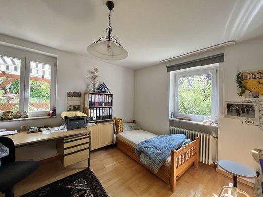 Lichtdurchflutetes Schlafzimmer EG