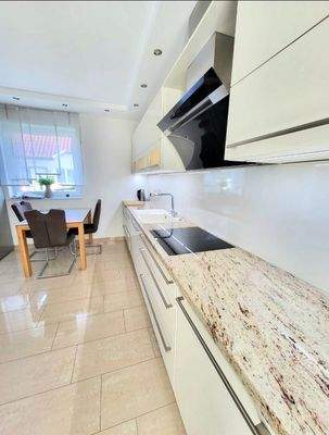 Neuwertige Küche mit Marmorarbeitsplatte 