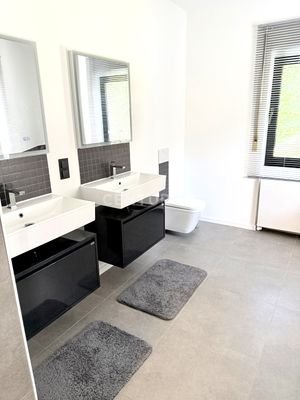 2. Bad mit freistehender Wanne