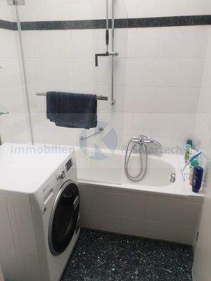 Tageslichtbad mit Wanne und WM Anschluss