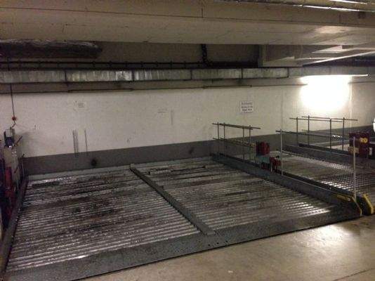 Doppelparker auf hydraulischer Hebebühne