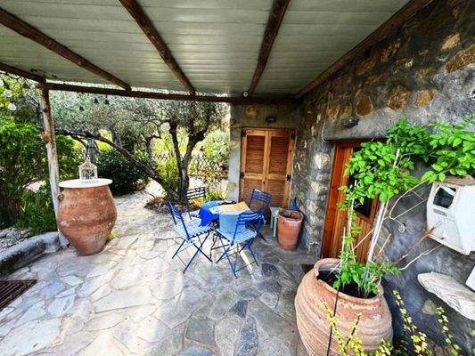 Südostkreta, Pilalimata: Steinhaus mit schönem Garten in Strandnähe zu verkaufen