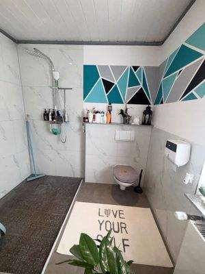 Badezimmer Blickrichtung Dusche.jpg