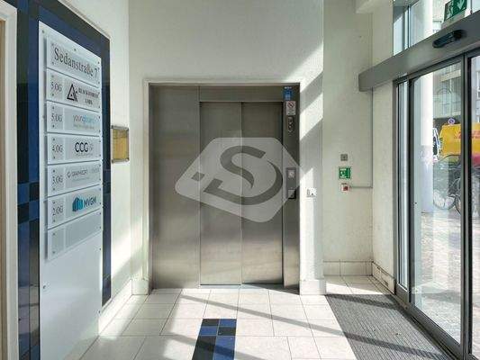 Zungang zum Aufzug EG