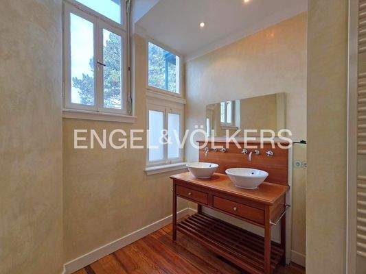 Badezimmer mit Tageslicht