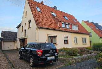 Doppelhaushälfte mit einer Garage für zwei PKW´s