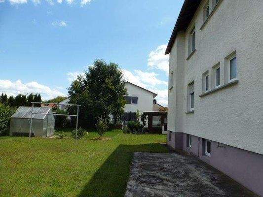 Hausansicht Norden und Garten.jpg