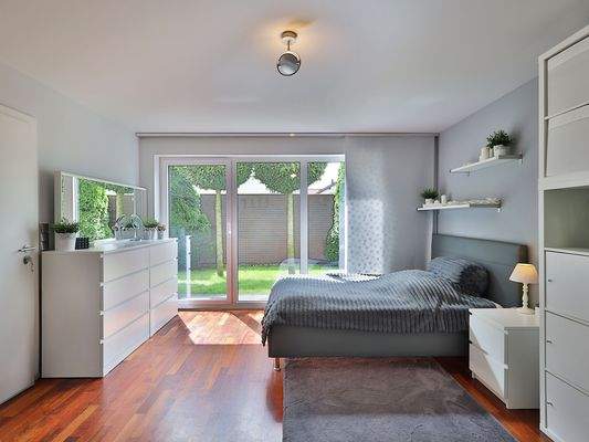 Helles Kinderzimmer mit Zugang zum Garten