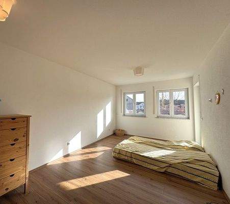 zweites Kinderzimmer mit Zugang zum Balkon 