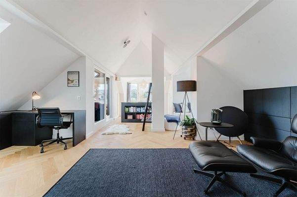 Der Wohnbereich im Dachgeschoss ...