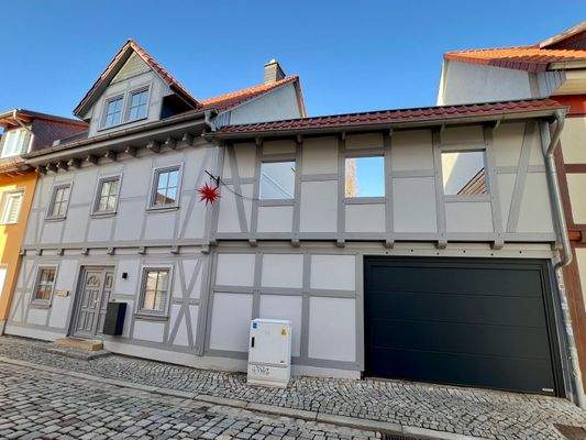 Straßenansicht mit Garage