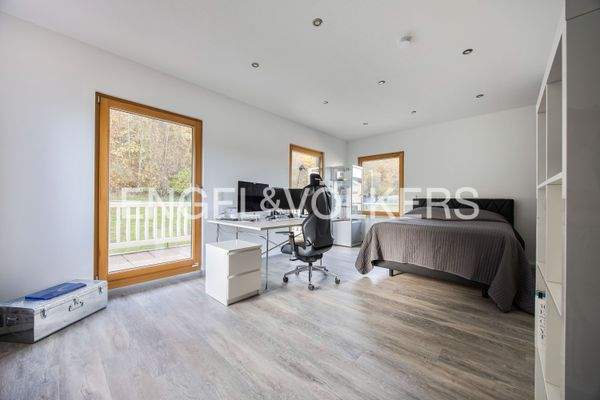 Studiozimmer im Obergeschoss mit bodentiefen Fenstern und Bad en suite