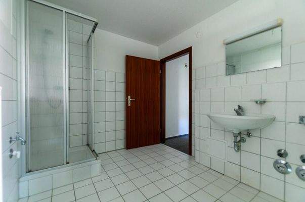 Bad mit Dusche, abgetrenntem WC und WM-Anschluss