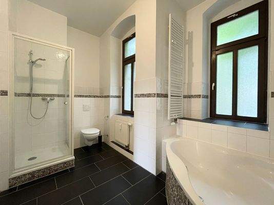 Tageslichtbad mit Dusche, Wanne, HHK und WM-Anschluss