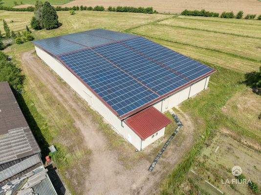 Halle mit Photovoltaik