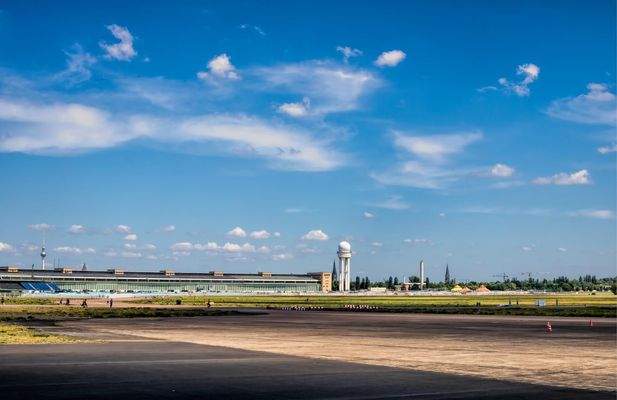 Tempelhofer Feld fußläufig